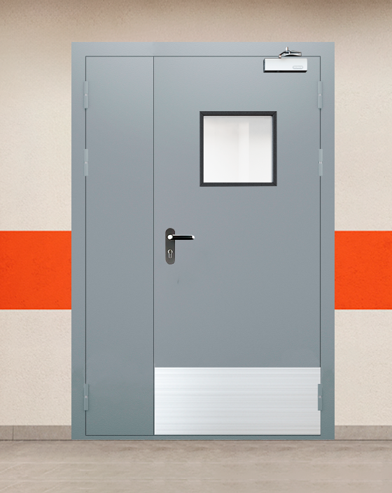 Противопожарная полуторная серая дверь EI 30 (3-го типа) с блестящей ручкой, квадратным окном, широким отбойником