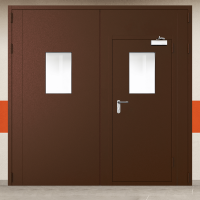 Ворота металлические двустворчатые коричнивые с дверью, двумя окнами, доводчиком и блестящей ручкой